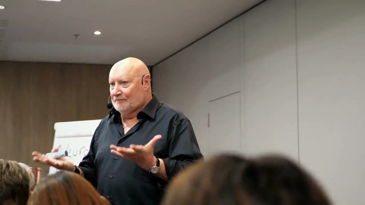 Roger Lannoy s’adressant calmement aux participants