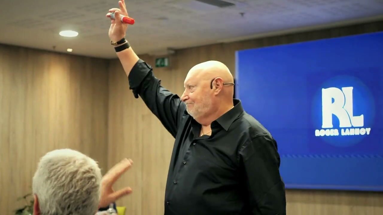 Roger Lannoy, le bras levé, en plein séminaire