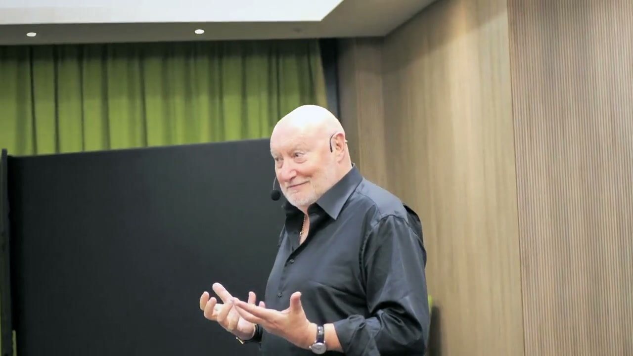 Roger Lannoy expliquant un exercice de visualisation
