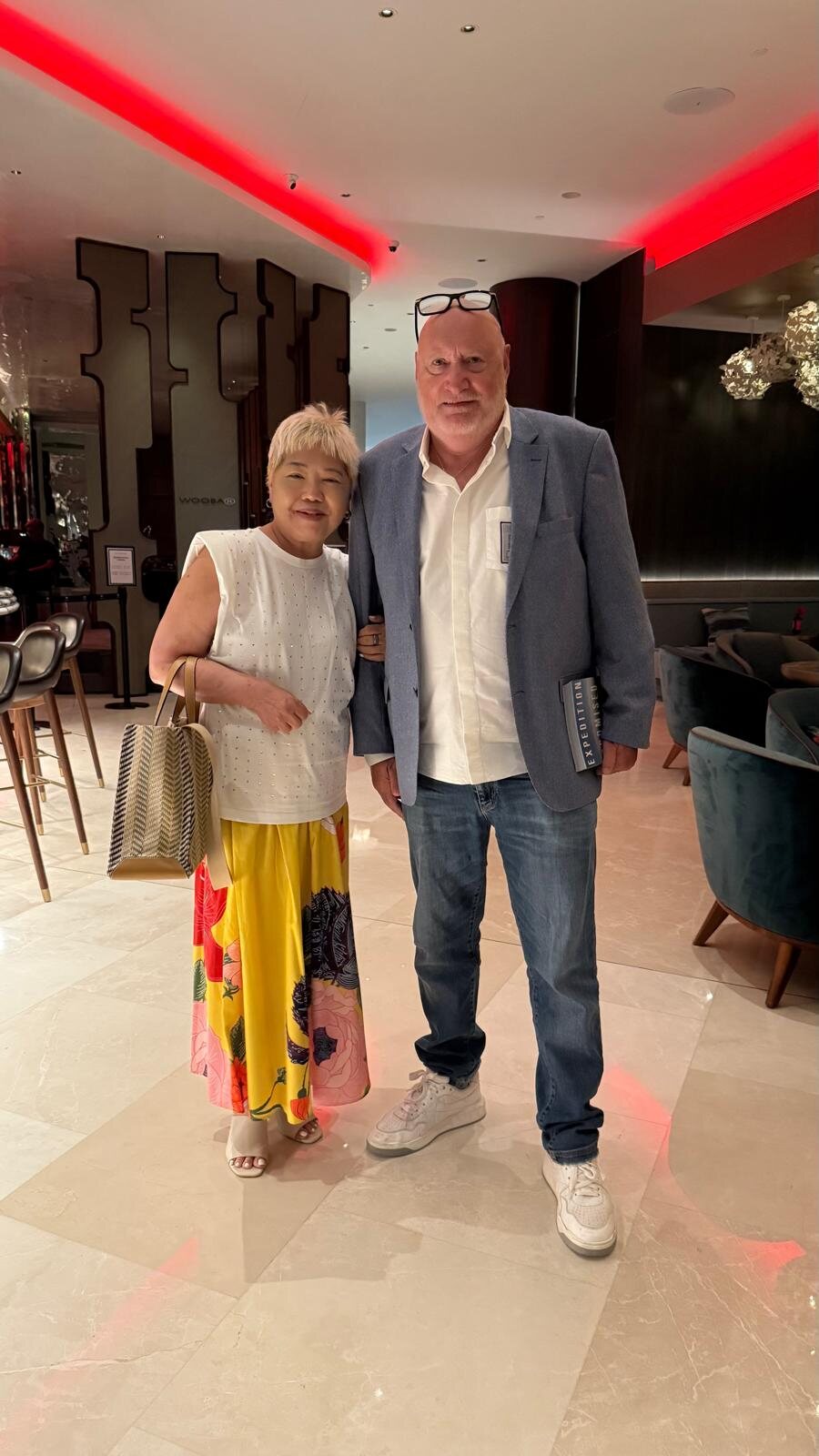 Veronica Tan aux côtés de Roger Lannoy