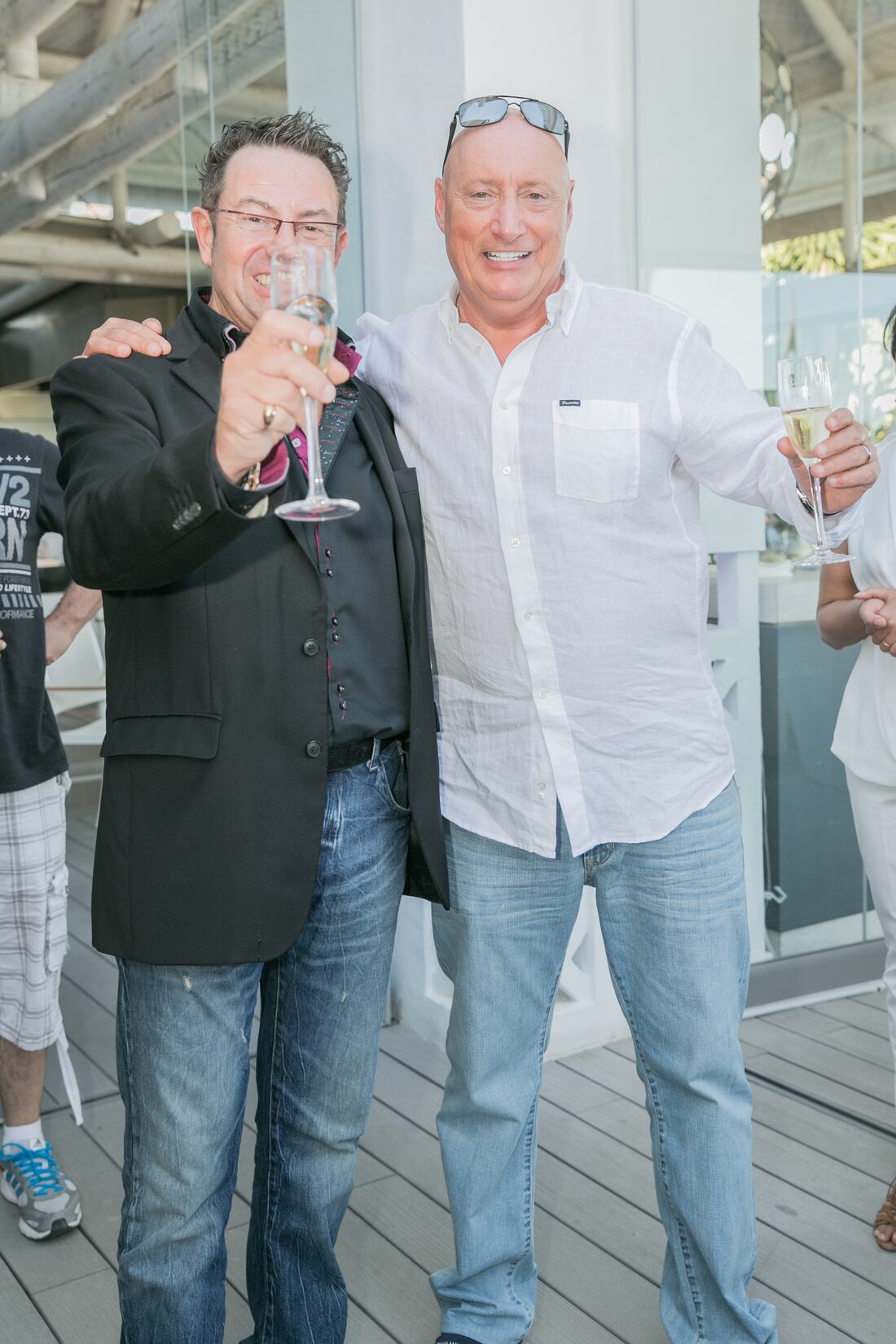 Roger Lannoy trinquant au champagne avec un participant