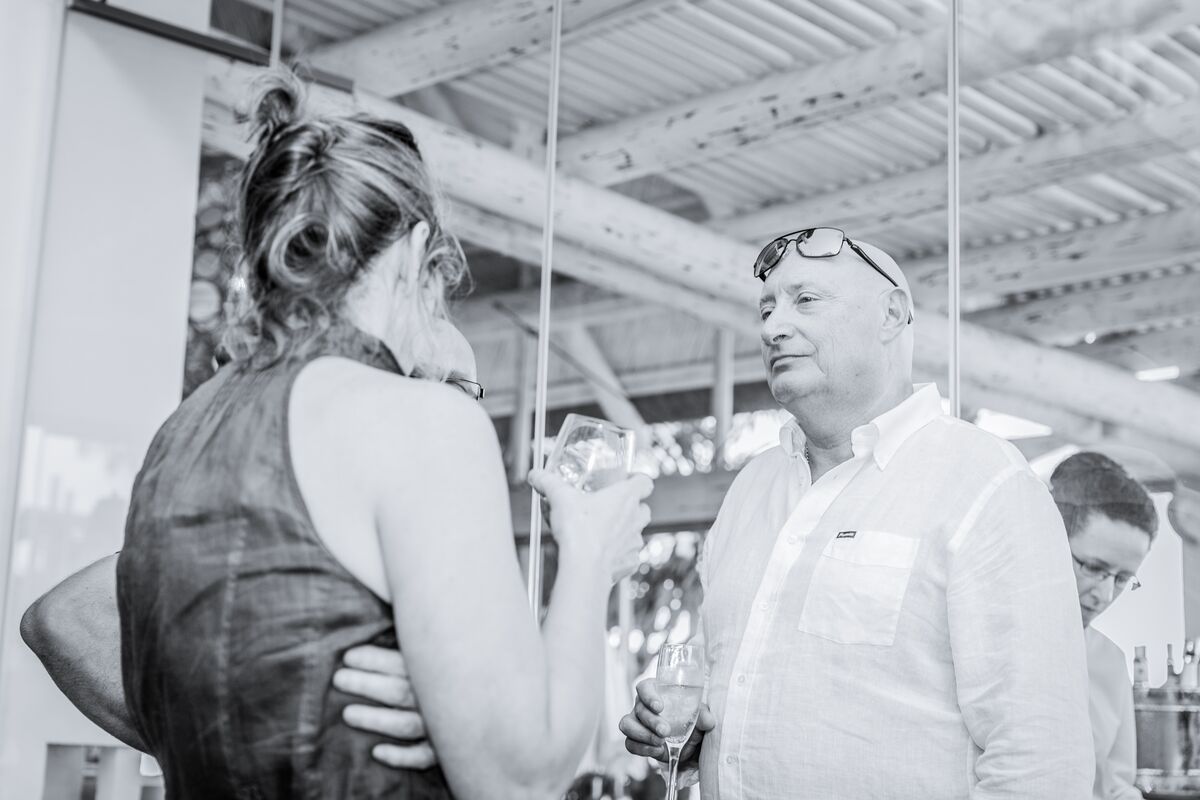 Roger Lannoy échangeant avec une participante, en noir et blanc