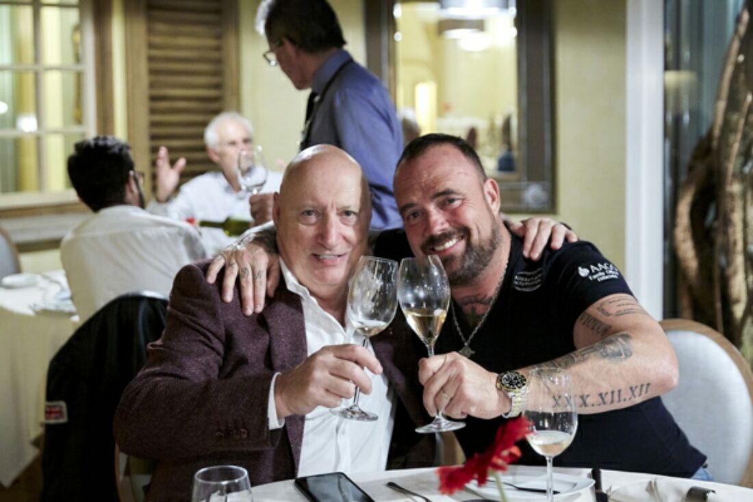 Roger Lannoy trinquant avec un participant lors d’un dîner