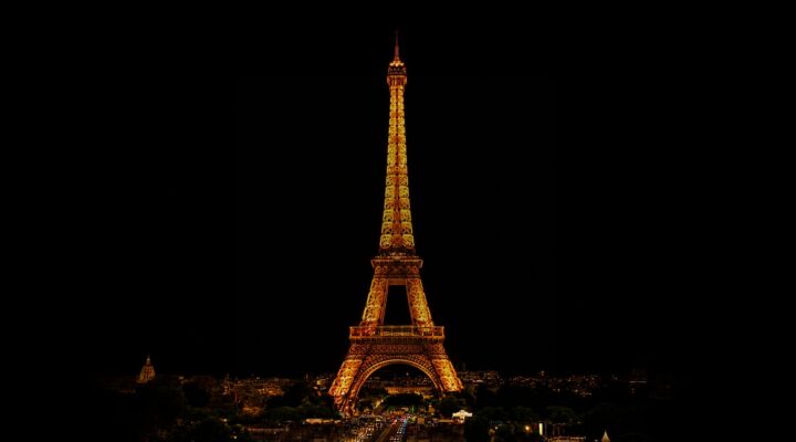 Tour Eiffel illuminee la nuit, edition parisienne du Millionaire Mind Intensive